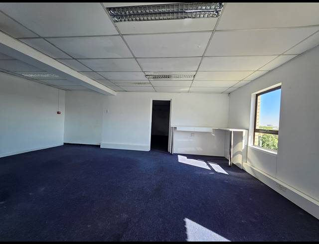 1,145M² WAREHOUSE TO LET IN HALFWAY HOUSE